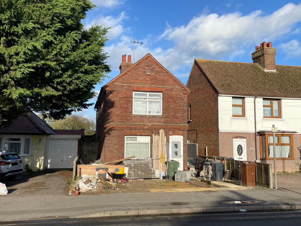 Lot: 40 - THREE-BEDROOM DETACHED HOUSE FOR IMPROVEMENT AND REFURBISHMENT - Front of property